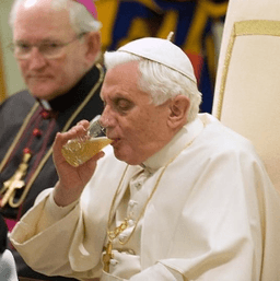 Benedicto XVI tomando Fanta